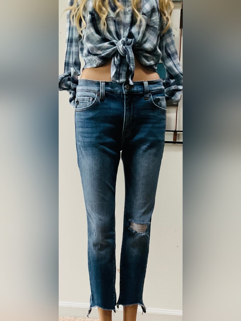 KanCan Super Cute Lightly Distressed Cropped Jeans